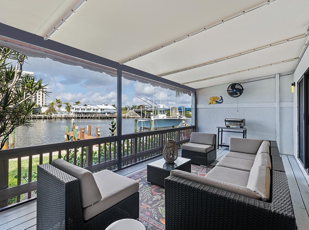 Waterfront Luxury Townhome with a Private 40 ft Dock
