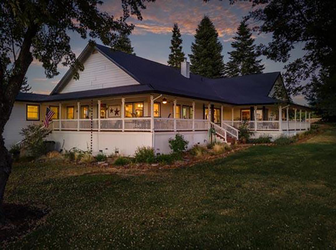 Single-Story Home On 2 Acres – Barn & Arena In Apple Hill